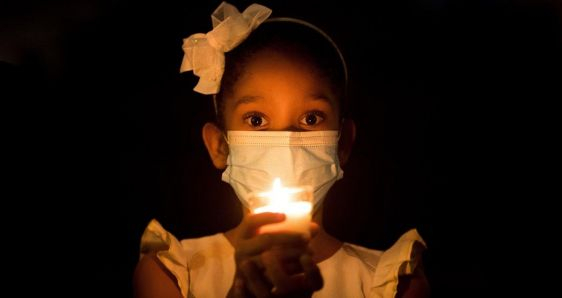 Una niña, en la Vigilia Pascual del Sábado Santo, el 3 de abril de 2021, en la catedral de Santo Domingo (República Dominicana). EFE/ORLANDO BARRÍA