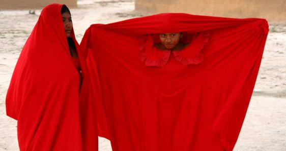 Dos niñas wayúu, vistiendo los tradicionales ropajes de color rojo. FLICKR/TANENHAUS CON LICENCIA CC BY 2.0