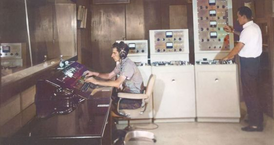 Mario Rincón, alias Pachanga, en el estudio de grabación de Discos Fuentes, en los años sesenta. ARCHIVO