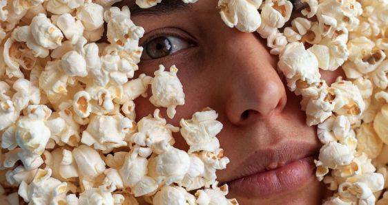 Fotografía del proyecto 'Awake', en el que Nicole Vindel da un uso artístico a las palomitas de maíz. CORTESÍA