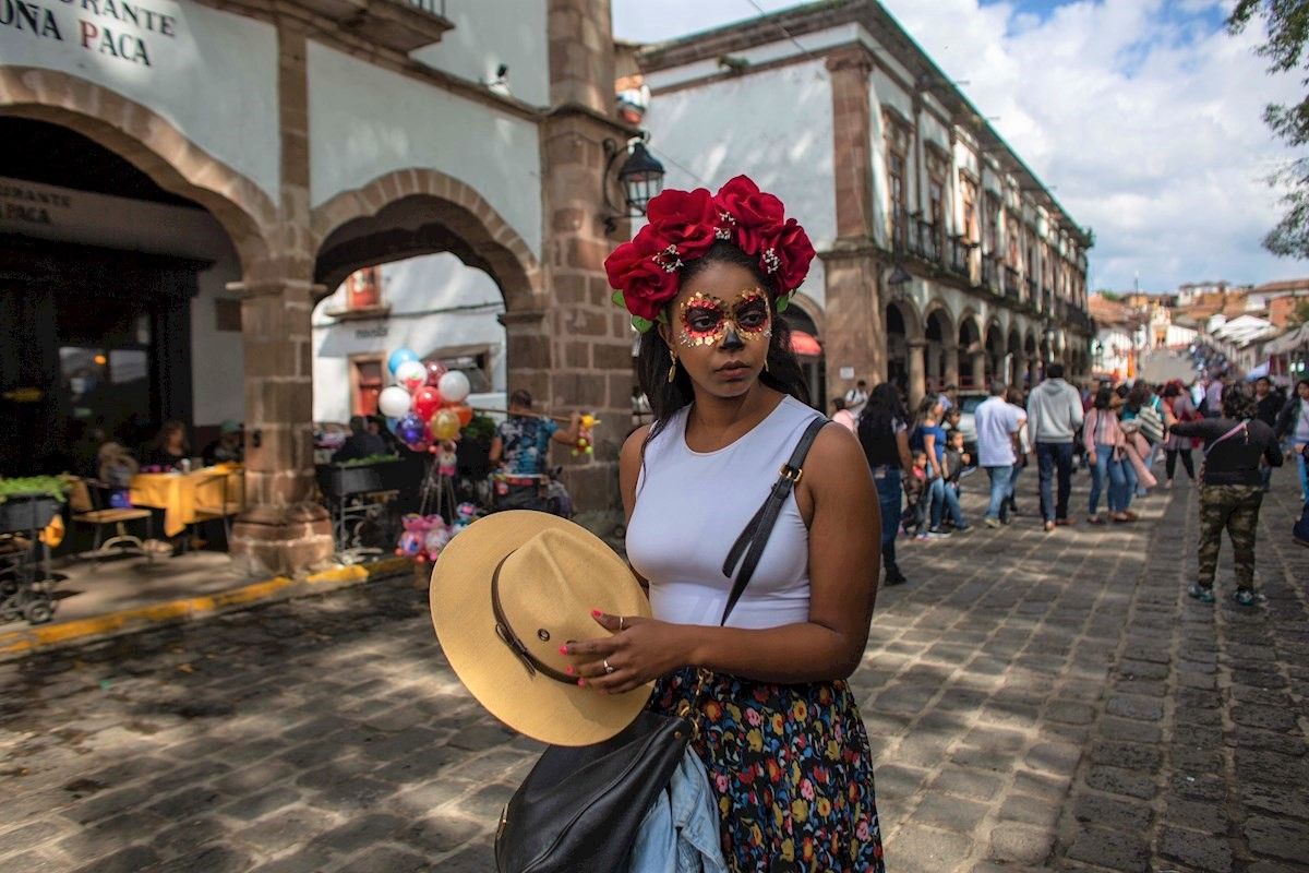 Una mujer con maquillaje de Día de Muertos, el 1 de noviembre de 2021, en Pátzcuaro, uno de los  “pueblos mágicos” de México. EFE/IVÁN VILLANUEVA