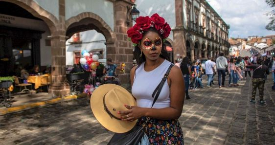 Una mujer con maquillaje de Día de Muertos, el 1 de noviembre de 2021, en Pátzcuaro, uno de los  “pueblos mágicos” de México. EFE/IVÁN VILLANUEVA