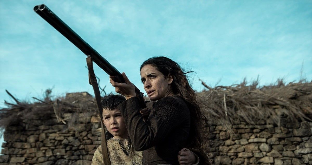 Inma Cuesta y Asier Flores, en una escena de la película 'El páramo', de David Casademunt. NETFLIX