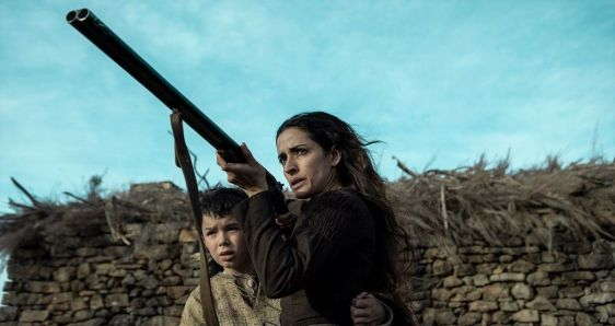 Inma Cuesta y Asier Flores, en una escena de la película 'El páramo', de David Casademunt. NETFLIX