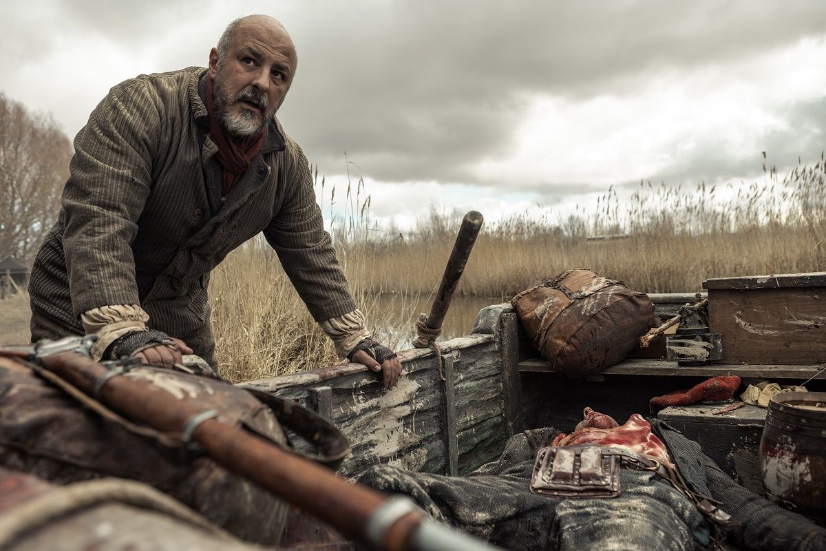 Roberto Álamo, en una escena de la película 'El páramo', de David Casademunt. NETFLIX