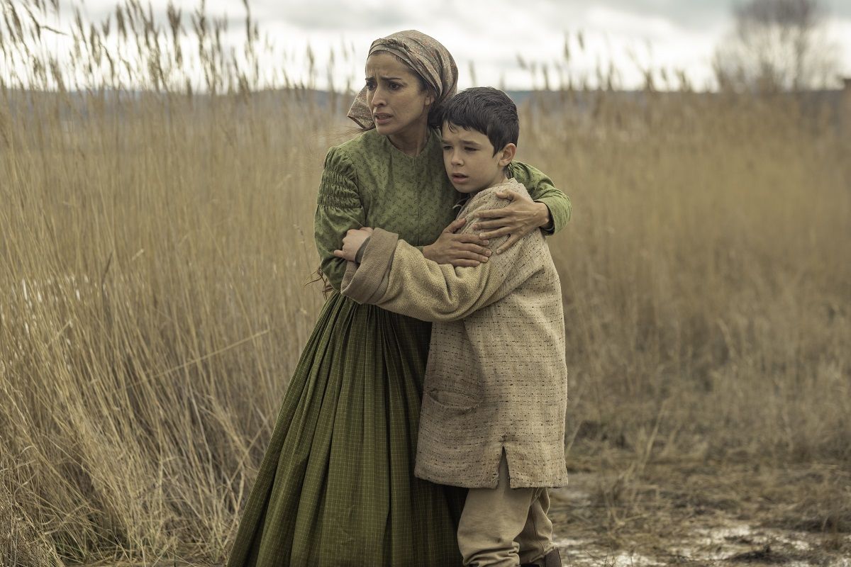 Inma Cuesta y Asier Flores, en una escena de la película 'El páramo', de David Casademunt. NETFLIX