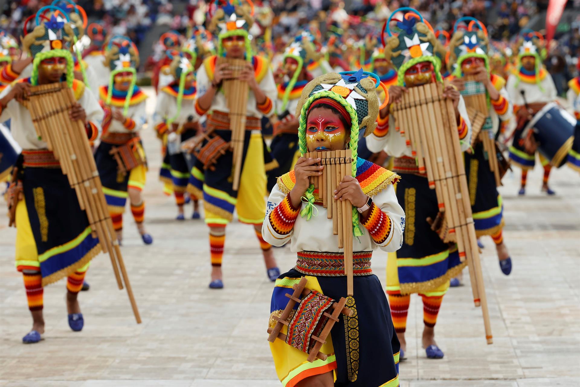 Desfile 'Canto a la Tierra', en el marco del Carnaval de Negros y Blancos, el 3 de enero de 2022, en Pasto (Colombia). EFE/MAURICIO DUEÑAS