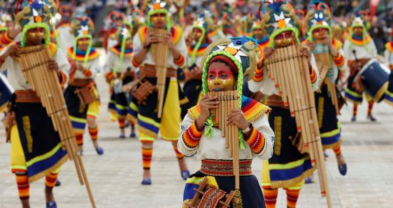 Desfile 'Canto a la Tierra', en el marco del Carnaval de Negros y Blancos, el 3 de enero de 2022, en Pasto (Colombia). EFE/MAURICIO DUEÑAS