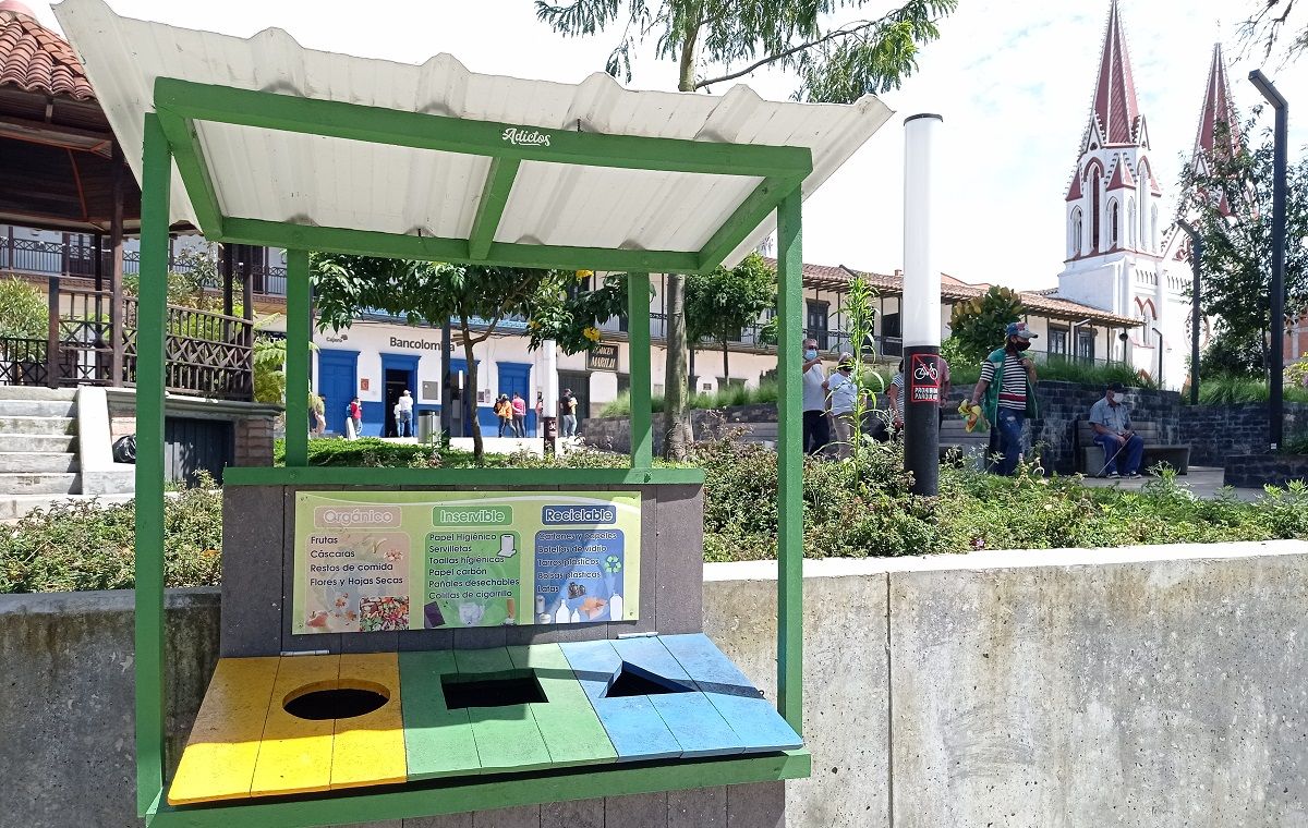 Punto de reciclaje en una de las plazas públicas de La Ceja. JOHANNA OSORIO