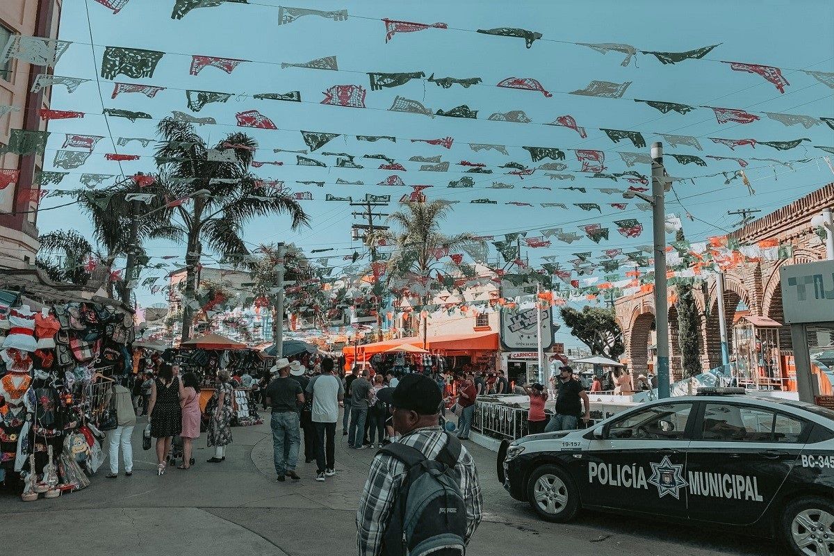 Calles con puestos callejeros en el centro de Tijuana. UNSPLASH/DAVID NIETO