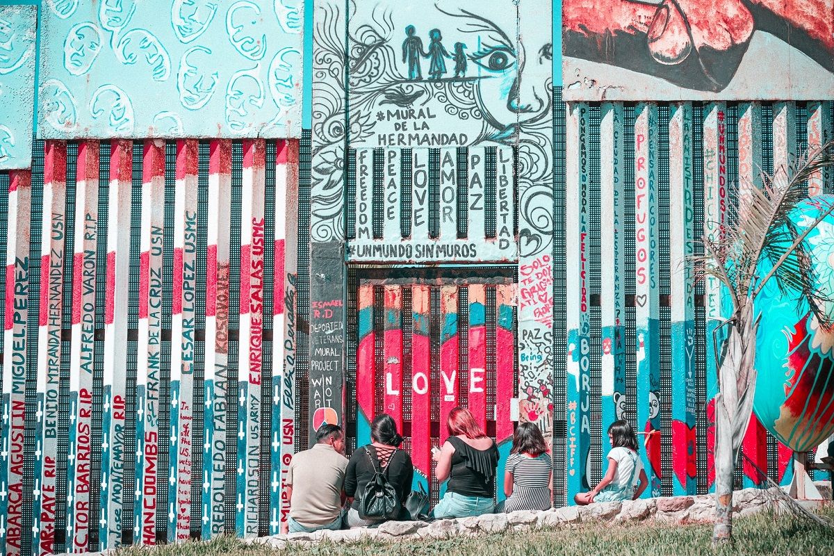 Tramo del muro que separa Tijuana de Estados Unidos decorado con grafitis. UNSPLASH/BARBARA ZANDOVAL