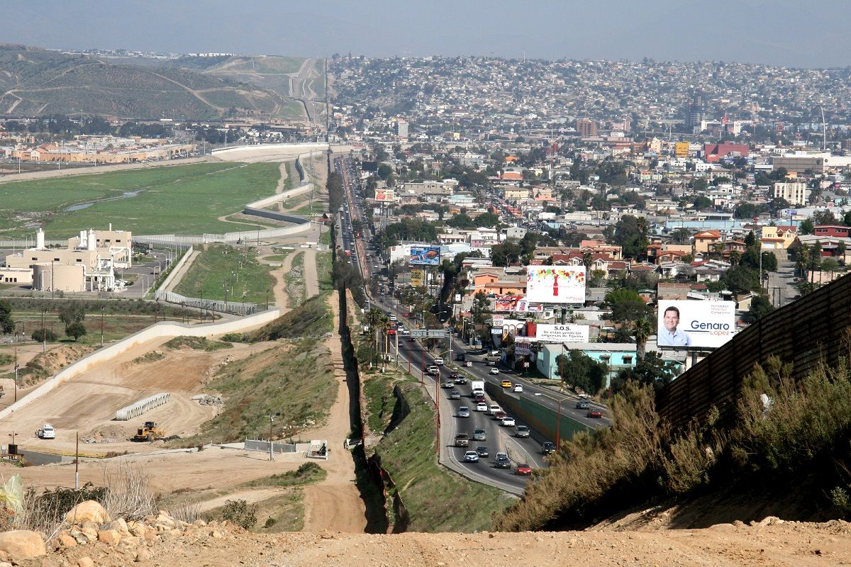Una valla marca la frontera entre el territorio de Estados Unidos y Tijuana (México). GORDON HYDE