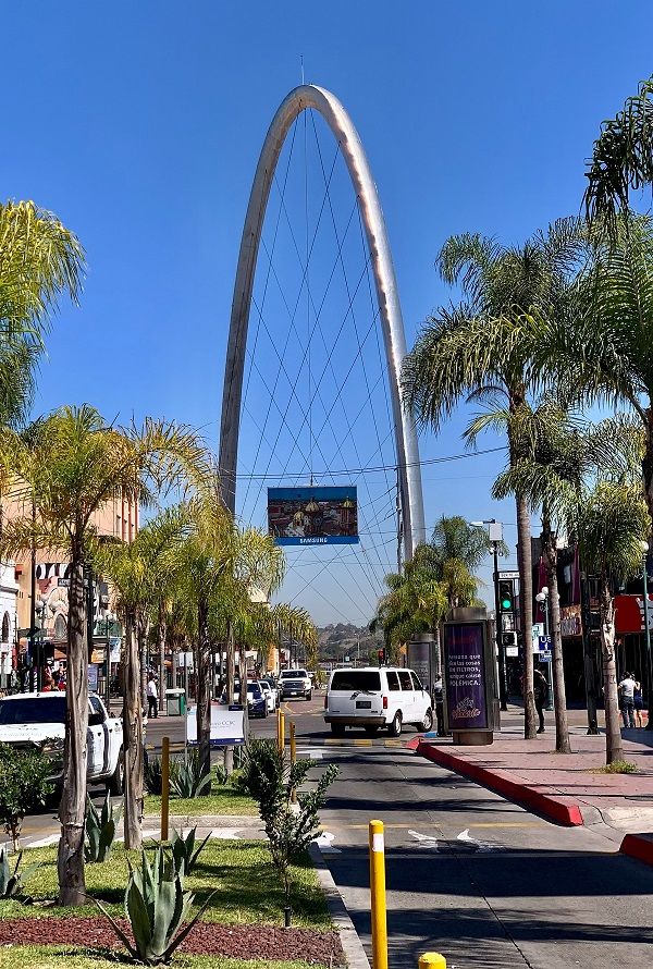 El Arco de Tijuana, en la Avenida de la Revolución. UNSPLASH/MAGDIEL BARRAGAN