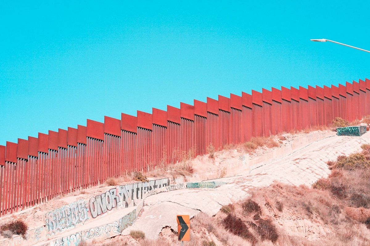 Tramo de la valla de Tijuana que impide la libre circulación a Estados Unidos. UNSPLASH/BARBARA ZANDOVAL