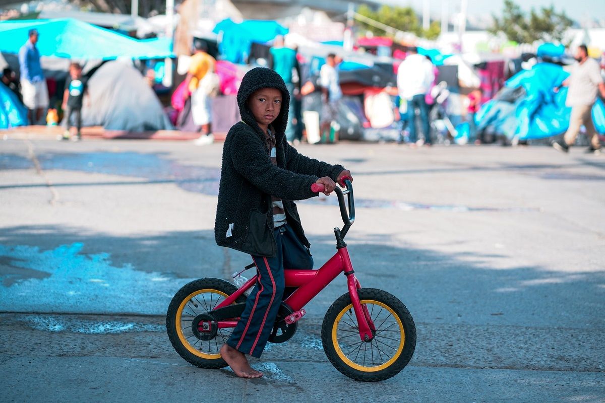 Un niño hondureño, en el campamento de migrantes de El Chaparral, en Tijuana. UNSPLASH/BARBARA ZANDOVAL