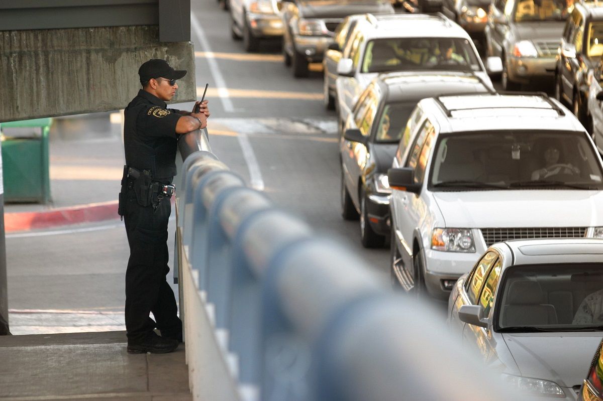 Un agente de policía, en el control de la frontera de Tijuana con Estados Unidos. FLICKr/NATHAN GIBBS CC BY-NC-SA 2.0