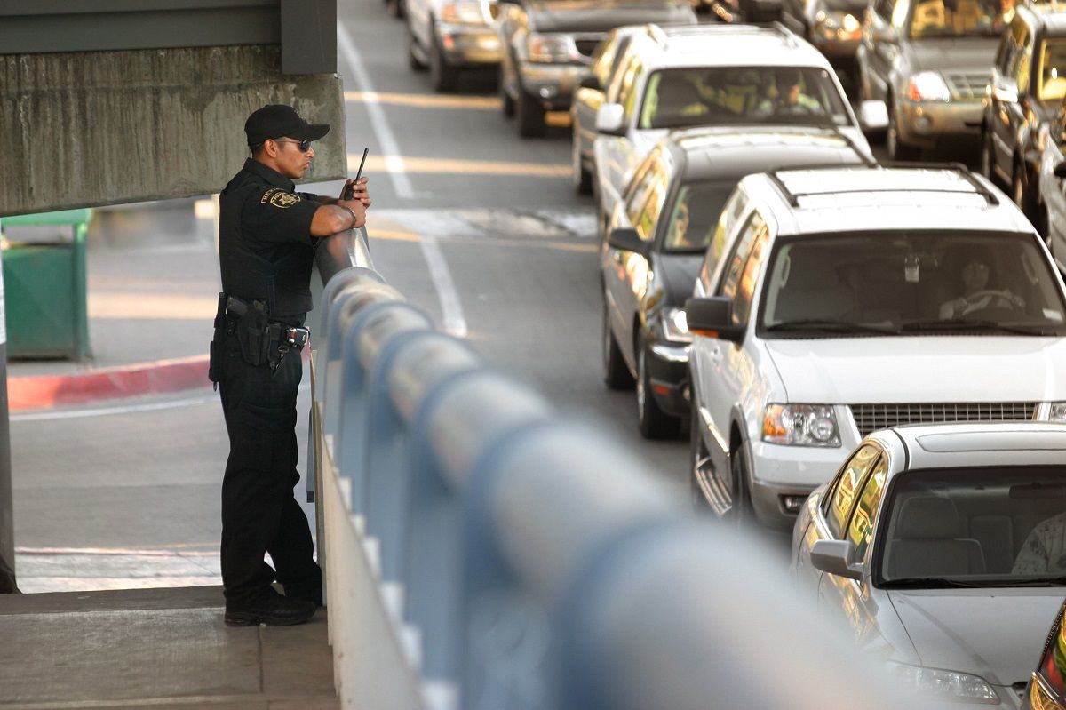 Un agente de policía, en el control de la frontera de Tijuana con Estados Unidos. FLICKr/NATHAN GIBBS CC BY-NC-SA 2.0 Un agente de policía, en el control de la frontera de Tijuana con Estados Unidos. FLICKr/NATHAN GIBBS CC BY-NC-SA 2.0