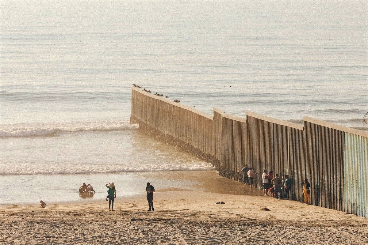 La valla fronteriza de Tijuana, a su llegada a la playa. UNSPLASH/KEVIN TURCIOS