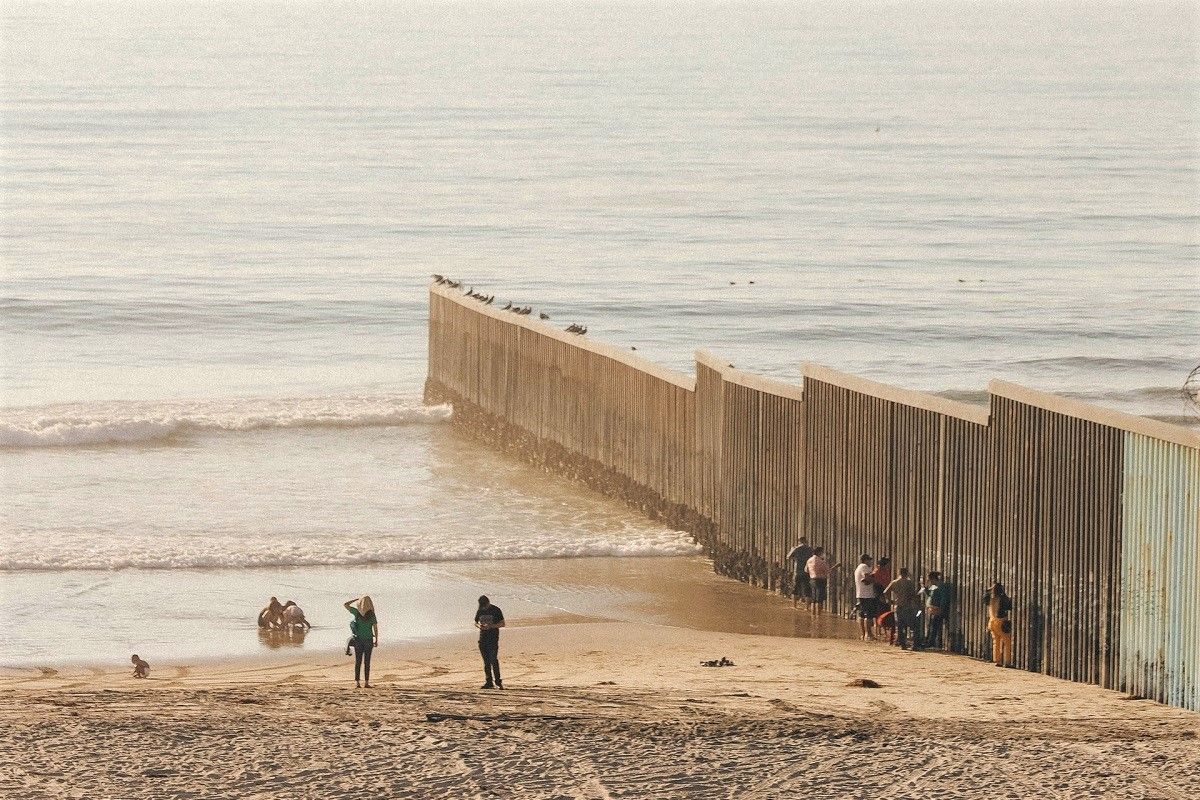 La valla fronteriza de Tijuana, a su llegada a la playa. UNSPLASH/KEVIN TURCIOS La valla fronteriza de Tijuana, a su llegada a la playa. UNSPLASH/KEVIN TURCIOS