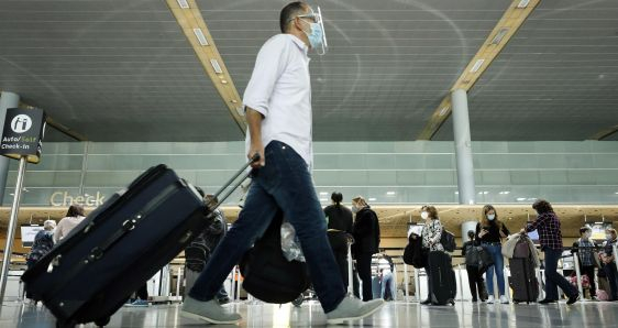 Viajeros en el aeropuerto El Dorado de Bogotá, Colombia. La gestión de la pandemia será una de las claves del año 2022 en América Latina. EFE/MAURICIO DUENAS