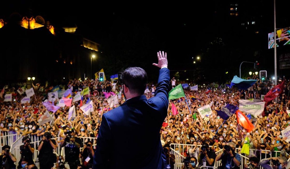 Gabriel Boric, el 19 de diciembre de 2021, dirigiéndose a sus seguidores en Santiago de Chile tras su triunfo electoral. FERNANDO RAMÍREZ