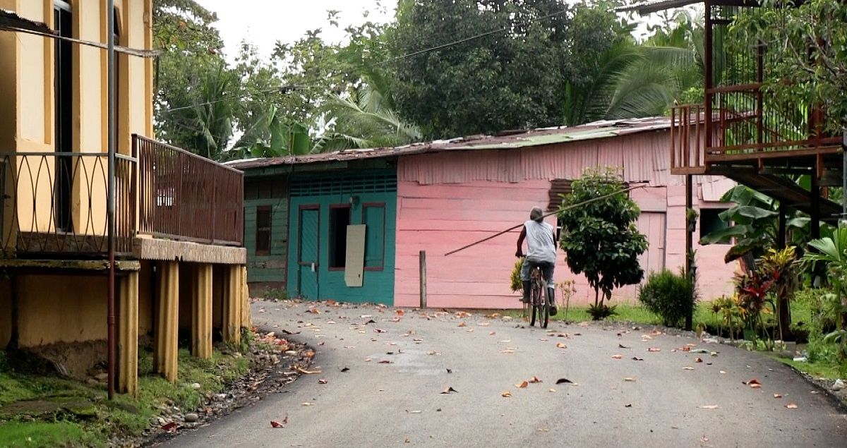 Casas de la zona del embarcadero en la ciudad de Puerto Cortés, Costa Rica. LUIS BRUZÓN DELGADO
