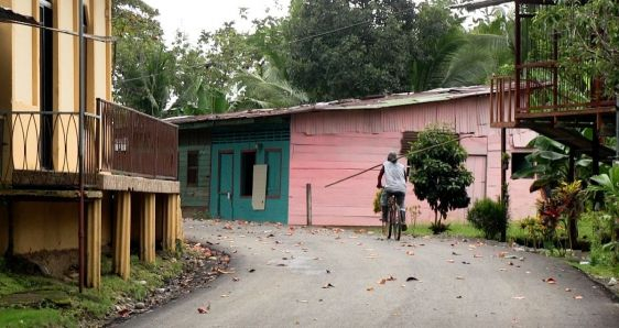 Casas de la zona del embarcadero en la ciudad de Puerto Cortés, Costa Rica. LUIS BRUZÓN DELGADO