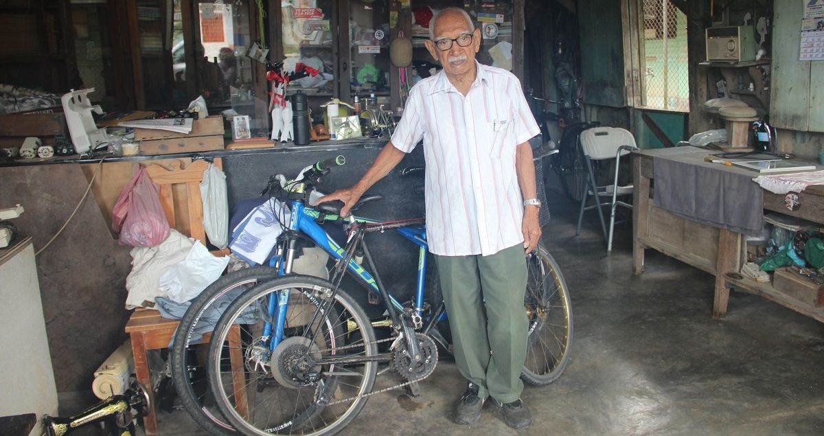 Javier Barrantes, en Puerto Cortés, con algunas de sus bicicletas. LUIS BRUZÓN DELGADO