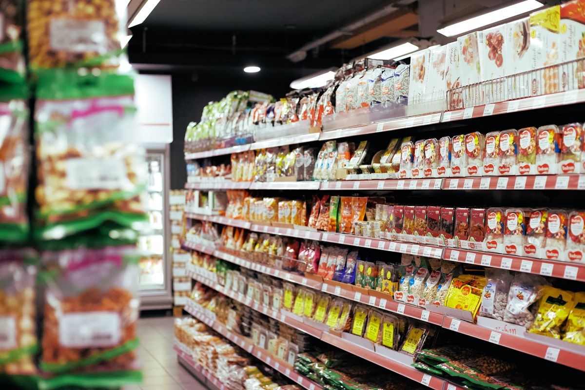 Estanterías repletas de productos de alimentación en un supermercado. UNSPLASH/MEHRAD VOSOUGHI