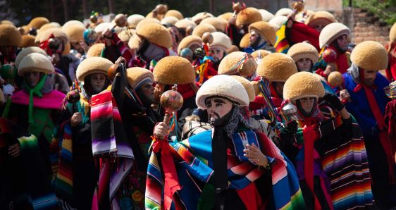 Danzantes parachicos desfilan durante la fiesta grande por las calles de Chiapa de Corzo, México, el 15 de enero de 2022. EFE/CARLOS LÓPEZ