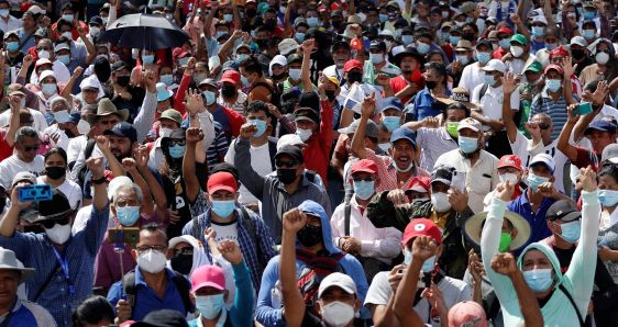 Manifestantes en la Plaza Gerardo Barrios de San Salvador, durante la conmemoración de los 30 años de los Acuerdos de Paz, el 16 de enero de 2022.  EFE/RODRIGO SURA