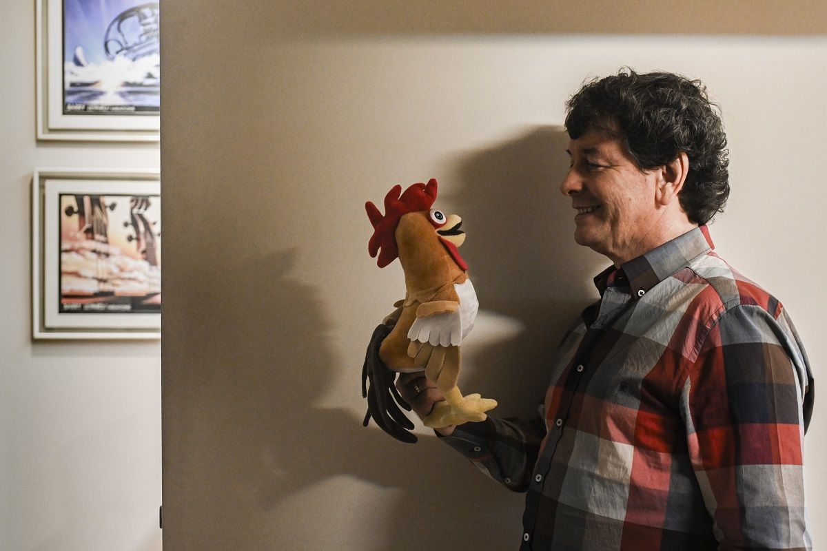 Kuky Pumar, con un peluche del gallo de 'La Granja de Zenón', en la sede de su empresa en Buenos Aires. LEO VACA