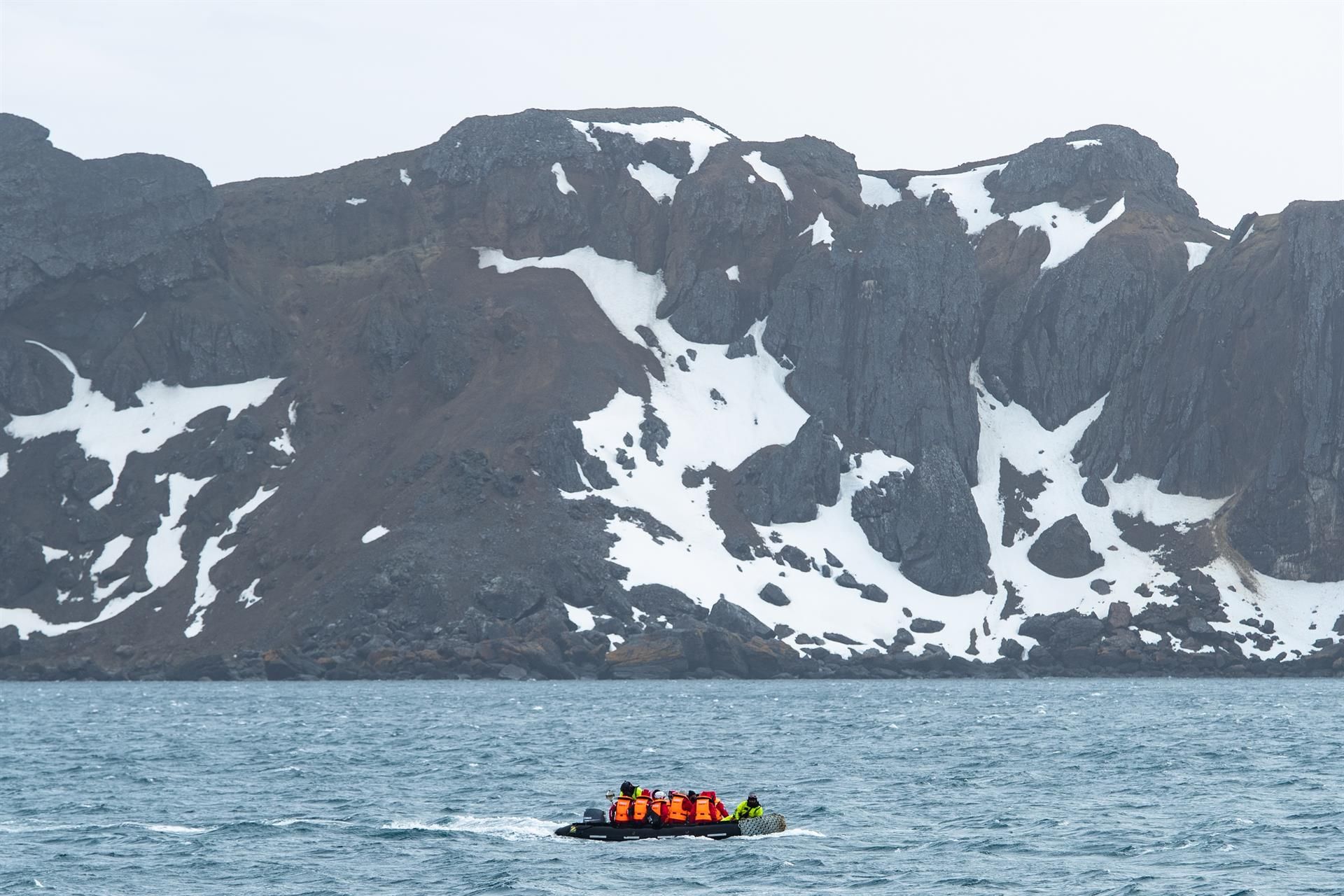 Una lancha recorre la bahía de Fildes, en la isla Rey Jorge de la Antártida. EFE/ALBERTO VALDÉS