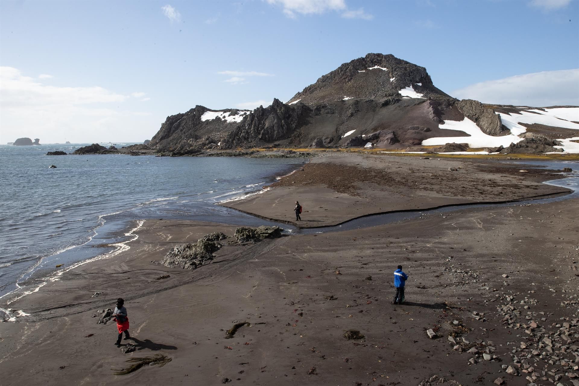Investigadores en una playa de la isla Rey Jorge, en la Antártida. EFE/ALBERTO VALDÉS