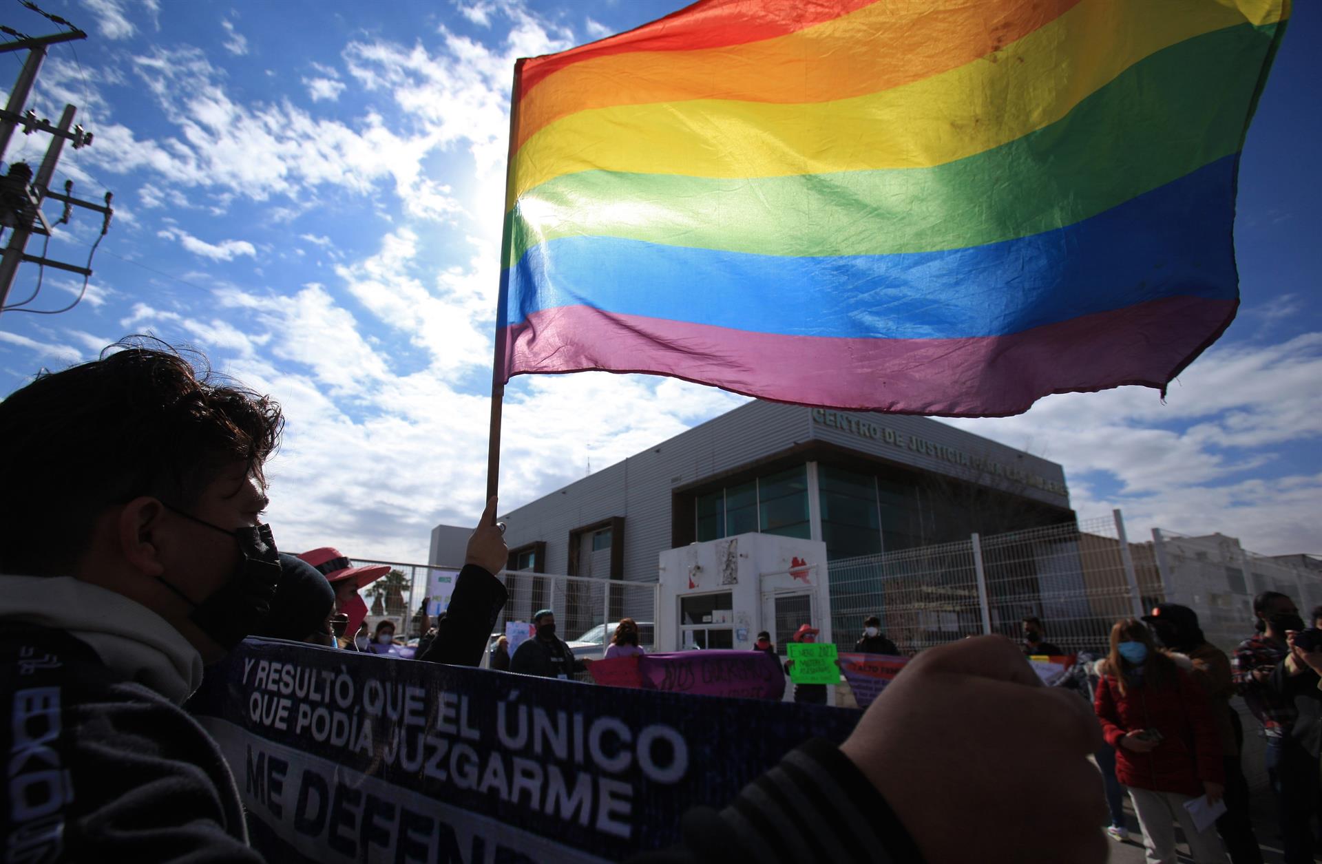 Protesta de la comunidad LGTBI en Ciudad Juárez (México) por el asesinato de una pareja de lesbianas, el 20 de enero 2022. EFE/LUIS TORRES