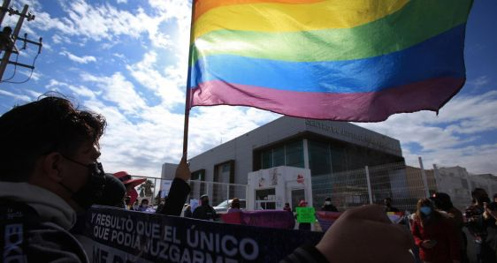 Protesta de la comunidad LGTBI en Ciudad Juárez (México) por el asesinato de una pareja de lesbianas, el 20 de enero 2022. EFE/LUIS TORRES