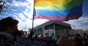 Protesta de la comunidad LGTBI en Ciudad Juárez (México) por el asesinato de una pareja de lesbianas, el 20 de enero 2022. EFE/LUIS TORRES