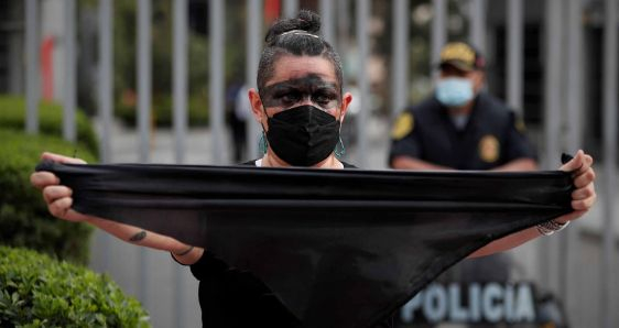 Una manifestante protesta frente a la sede de Repsol en Lima por el vertido de crudo en la costa de Perú, el 21 de enero de 2022. EFE/PAOLO AGUILAR