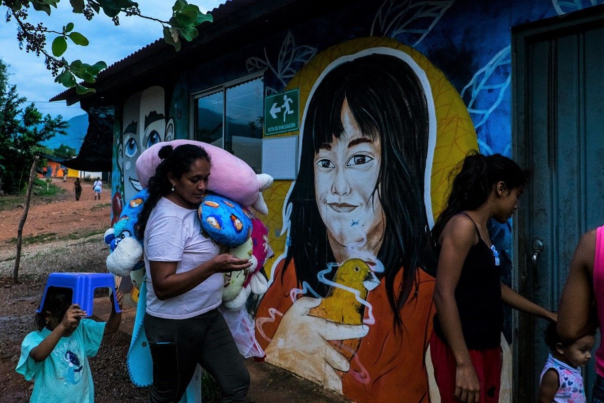 Madres con sus hijas en Tierra Grata, el espacio para exguerrilleros de las FARC en el municipio de Manaure Balcón del Cesar, Colombia. CARLOS PARRA RÍOS