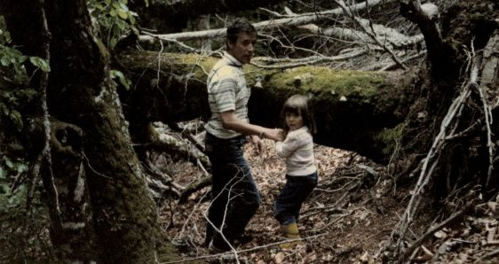 Raquel Bravo, de niña, con su padre, en una de las fotografías incluidas en el libro 'Mato Grosso'. CORTESÍA