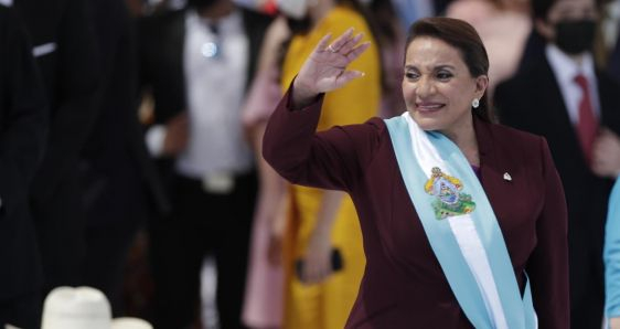 La presidenta de Honduras, Xiomara Castro, en el acto de investidura celebrado en el Estadio Nacional de Tegucigalpa, el 27 de enero de 2022. EFE/BIENVENIDO VELASCO