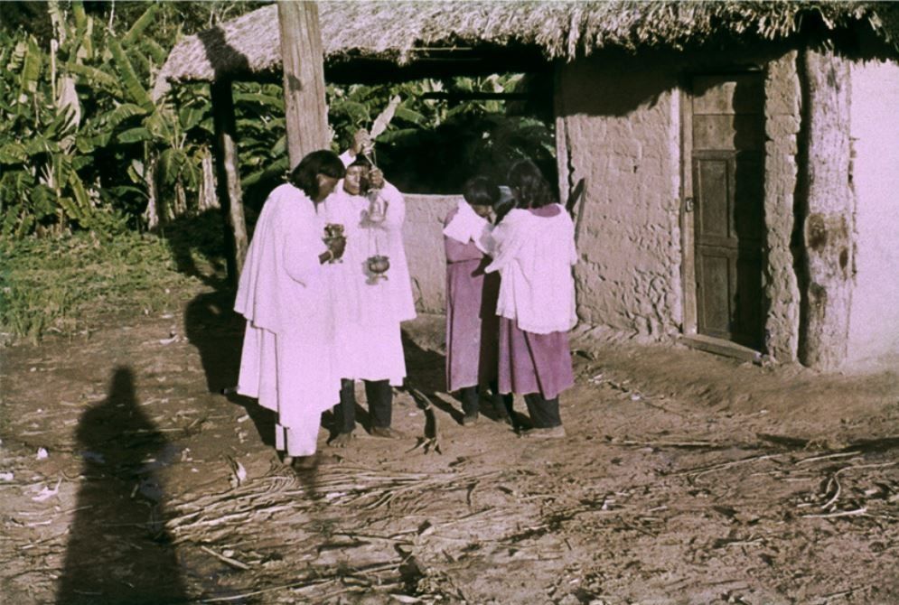 Indígenas se preparan para una ceremonia religiosa, en una foto del libro 'Mato Grosso', de Raquel Bravo. CORTESÍA