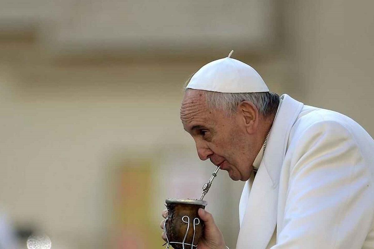 El papa Francisco, tomando un mate. ARCHIVO