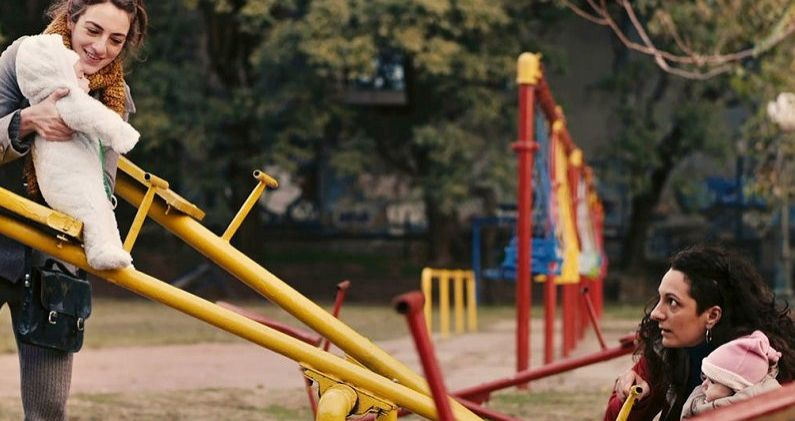 Julieta Zylberberg y Ana Katz, en una escena de 'Mi amiga del parque'. CAMPO CINE