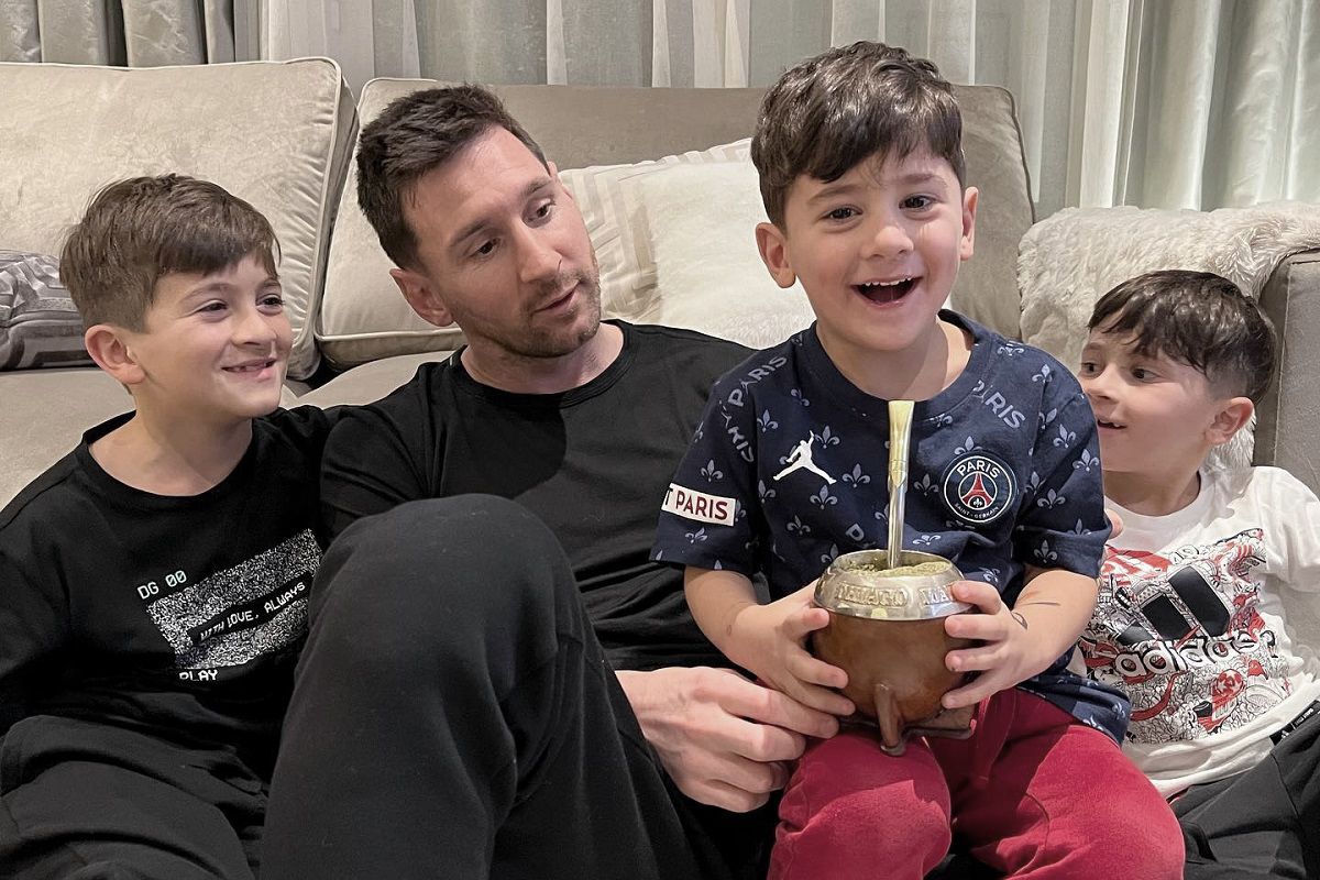 El futbolista Leo Messi, compartiendo un mate con sus hijos. FACEBOOK