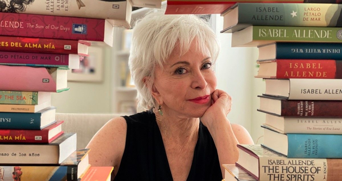 La escritora chilena Isabel Allende, posando con algunos de sus libros. LORI BARRA