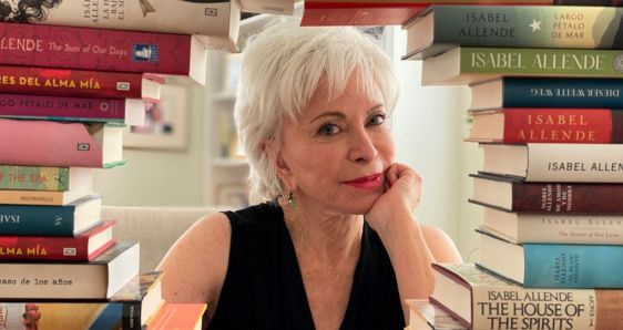 La escritora chilena Isabel Allende, posando con algunos de sus libros. LORI BARRA