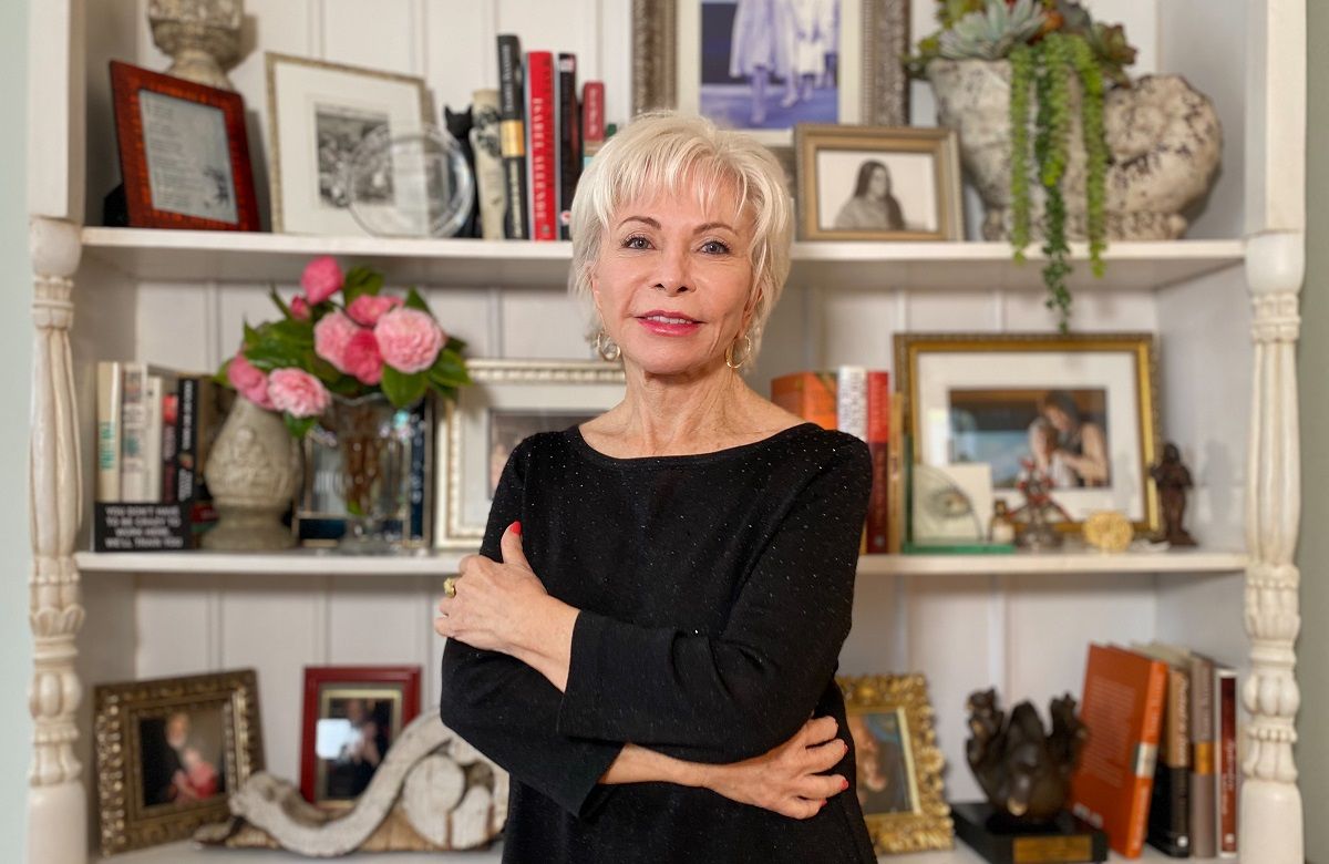 La escritora chilena Isabel Allende, en su casa de California. LORI BARRA La escritora chilena Isabel Allende, en su casa de California. LORI BARRA