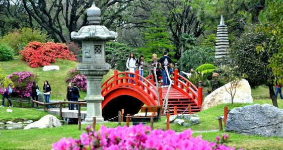 Visitantes del Jardín Japonés de Buenos Aires cruzan el Taiko Bashi, el icónico puente curvo de color rojo. CARLOS ZITO CC BY SA 3.0