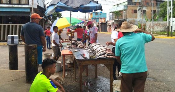 Puesto de pescado callejero en San Fernando de Apure (Venezuela). JUAN BRICEÑO